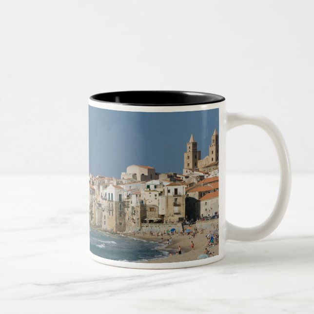 Italien, Sizilien, Cefalu, Stadtanblick mit Duomo  Zweifarbige Tasse (Rechts)