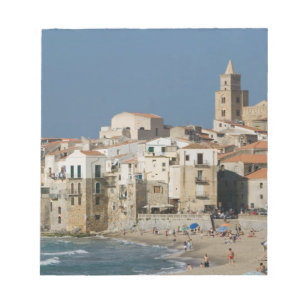 Italien, Sizilien, Cefalu, Stadtansicht mit Dom vo Notizblock