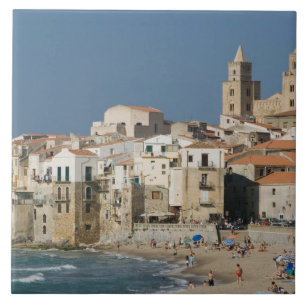 Italien, Sizilien, Cefalu, Stadtansicht mit Duomo  Fliese