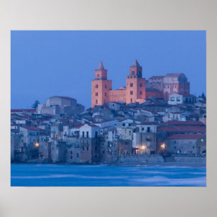Italien, Sizilien, Cefalu, View with Duomo aus Poster