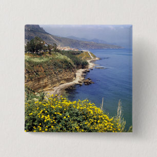 Italien, Sizilien. Die Nordküste Siziliens in Button
