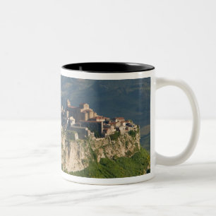 Italien, Sizilien, Enna, Calascibetta, Morgenansic Zweifarbige Tasse