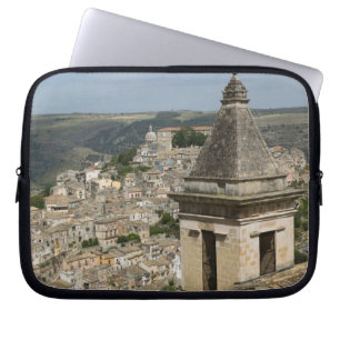 ITALIEN, Sizilien, RAGUSA IBLA: Stadtansicht und S Laptopschutzhülle