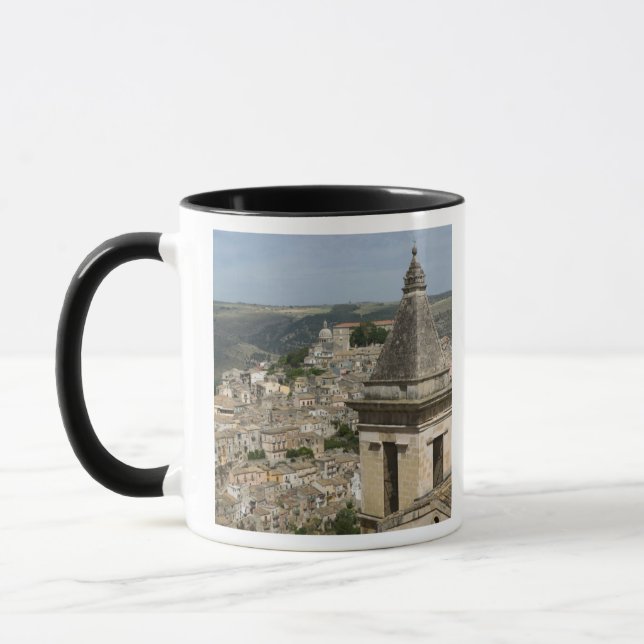 ITALIEN, Sizilien, RAGUSA IBLA: Stadtansicht und S Tasse (Links)
