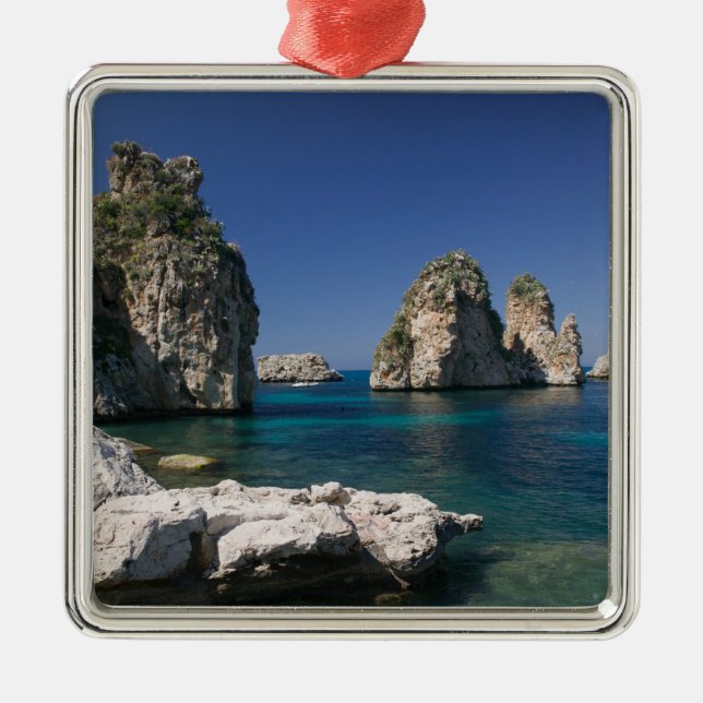 Italien, Sizilien, Scopello, Felsen von Tonnara Silbernes Ornament (Vorne)