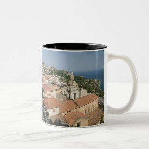 ITALIEN, Sizilien, TAORMINA: Blick auf die Piazza Zweifarbige Tasse