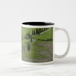 Italien, Toskana. La Foce. Eine gekrümmte Straße w Zweifarbige Tasse