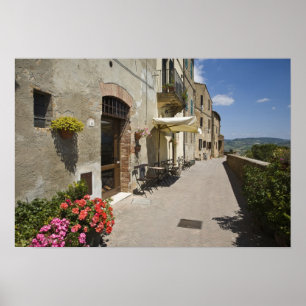 Italien, Toskana, Pienza. Äußerer Gehweg um Poster