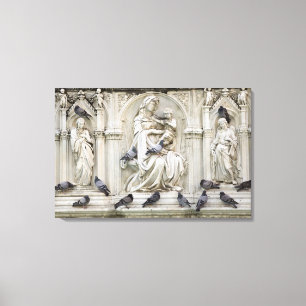 Italien, Toskana, Siena. Statuen und Vögel auf Leinwanddruck