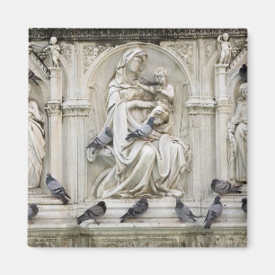 Italien, Toskana, Siena. Statuen und Vögel auf Magnet