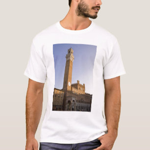 Italien, Toskana, Siena. Torre del Mangia auf T-Shirt