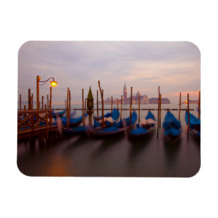 Italien, Venedig. Anverankerte Gondeln bei Dämmer Magnet