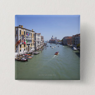 Italien, Venedig, Boote auf Kanal in der Stadt Button