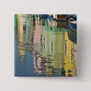 Italien, Venedig, Burano. Bunte Häuser entlang Button