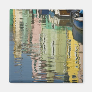 Italien, Venedig, Burano. Bunte Häuser entlang Magnet