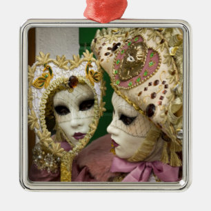 Italien, Venedig, Burano-Insel. Frau gekleidet in Silbernes Ornament
