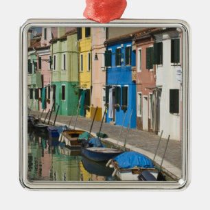 Italien, Venedig, Burano. Mehrfarbige Häuser entl Ornament Aus Metall