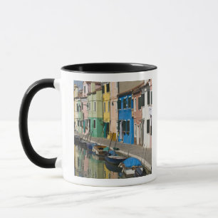 Italien, Venedig, Burano. Mehrfarbige Häuser entl Tasse