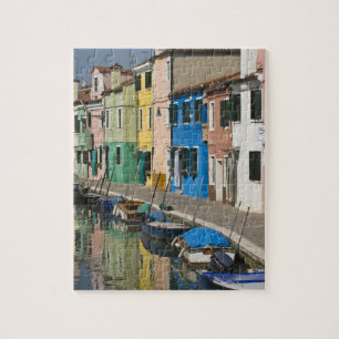 Italien, Venedig, Burano. Mehrfarbige Häuser entla