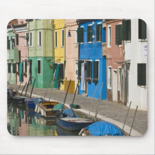 Italien, Venedig, Burano. Mehrfarbige Häuser entla Mousepad