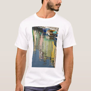 Italien, Venedig, Burano. Mehrfarbige Häuser entla T-Shirt