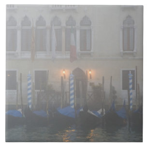 Italien, Venedig. Eine Reihe Gondeln gesehen durch Fliese