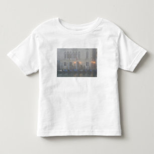 Italien, Venedig. Eine Reihe Gondeln gesehen durch Kleinkind T-shirt
