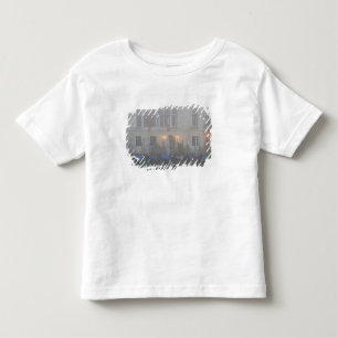Italien, Venedig. Eine Reihe Gondeln gesehen durch Kleinkind T-shirt