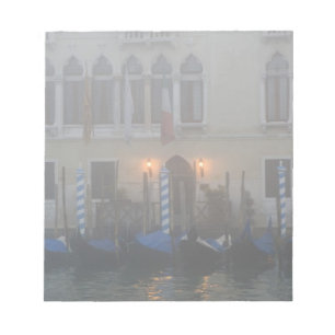 Italien, Venedig. Eine Reihe Gondeln gesehen durch Notizblock