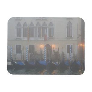 Italien, Venedig. Eine Reihe von Gondeln durch Magnet