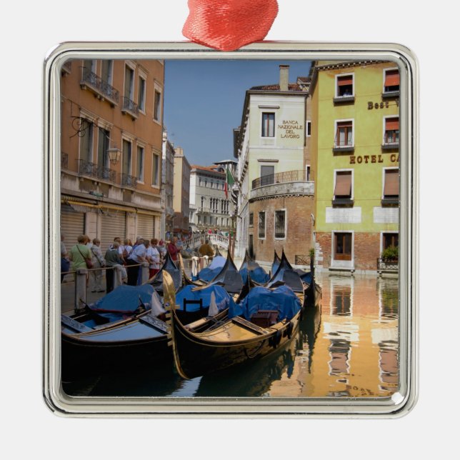 Italien, Venedig, Gondelbahnen entlang des Kanals Ornament Aus Metall (Vorne)