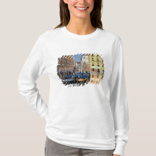 Italien, Venedig, Gondelbahnen entlang des Kanals T-Shirt