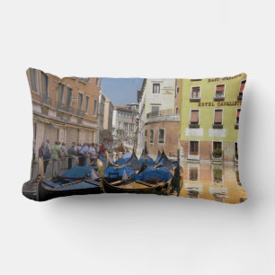 Italien, Venedig, Gondeln am Kanal vertäut Lendenkissen
