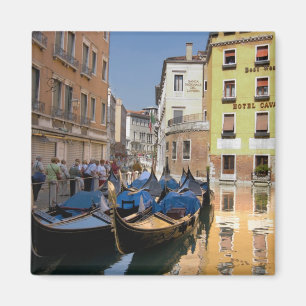 Italien, Venedig, Gondeln am Kanal vertäut Magnet