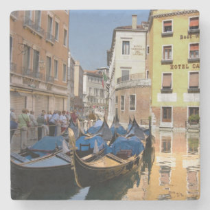 Italien, Venedig, Gondeln am Kanal vertäut Steinuntersetzer