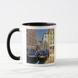 Italien, Venedig, Gondeln am Kanal vertäut Tasse