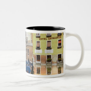 Italien, Venedig, Gondeln am Kanal vertäut Zweifarbige Tasse