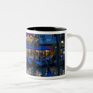 Italien, Venedig, Nachtansicht entlang des Grand Zweifarbige Tasse