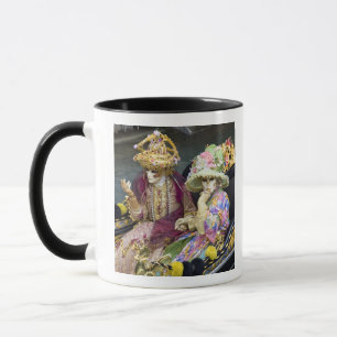 Italien, Venedig. Paar in Kostümen für Tasse