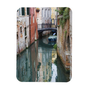 Italien, Venedig, Reflektionen und kleine Brücke v Magnet