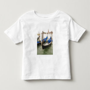 Italien, Venedig, Selektiver Fokus auf Gondel in d Kleinkind T-shirt