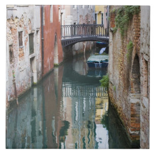 Italien, Venedig, Spiegelungen und kleine Brücke d Fliese