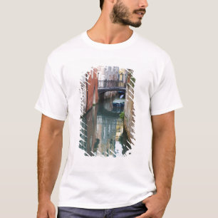 Italien, Venedig, Spiegelungen und kleine Brücke d T-Shirt