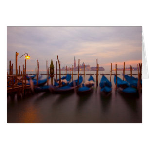 Italien, Venedig. Verankerte Gondeln in der Dämmer