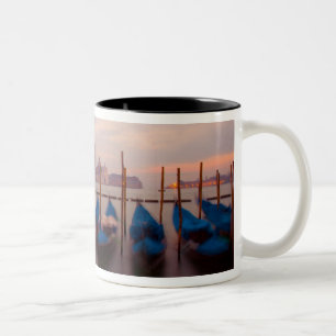 Italien, Venedig. Verankerte Gondeln in der Dämmer Zweifarbige Tasse
