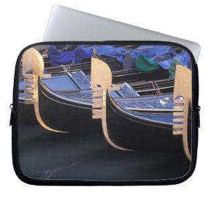 Italien, Venetien, Venedig. Reihe von Gondeln. Laptopschutzhülle