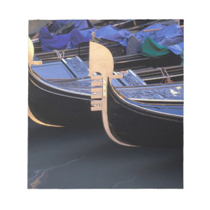 Italien, Venetien, Venedig. Reihe von Gondeln. Notizblock