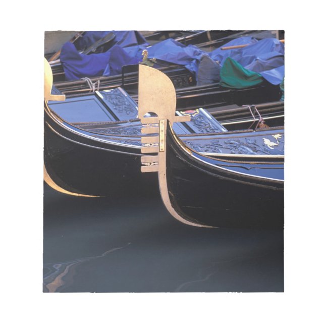 Italien, Venetien, Venedig. Reihe von Gondeln. Notizblock (Vorderseite)
