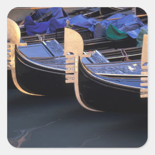 Italien, Venetien, Venedig. Reihe von Gondeln. Quadratischer Aufkleber