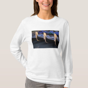 Italien, Venetien, Venedig. Reihe von Gondeln. T-Shirt